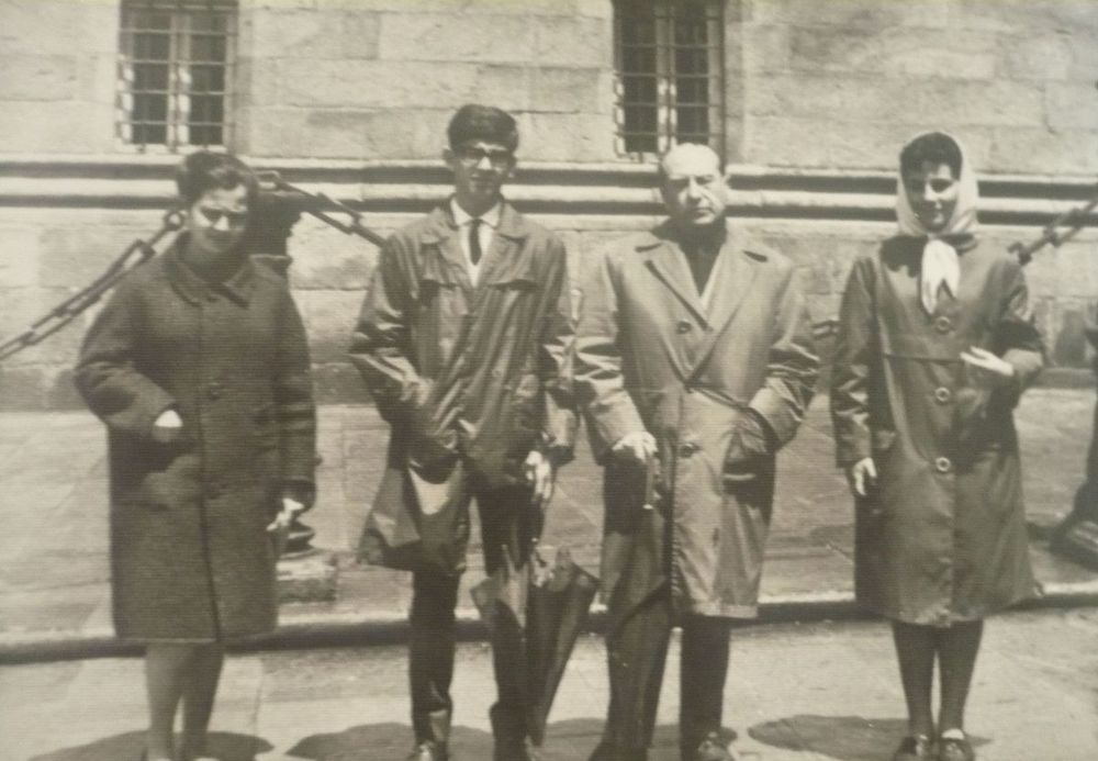 Carmen Fernandez (“Camolas”), Manuel Sández, Carballo Calero e Araceli Herrero, en viaxe dominical a Compostela.